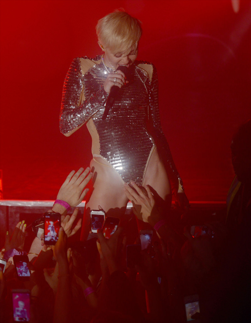Miley cyrus lets fans touch her pussy